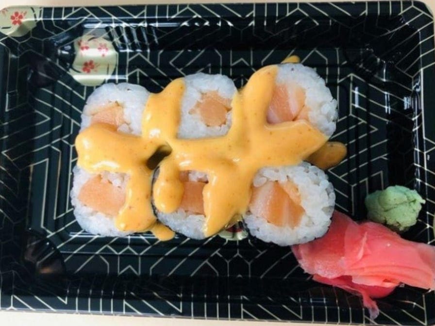 S30. Spicy Salmon Roll.